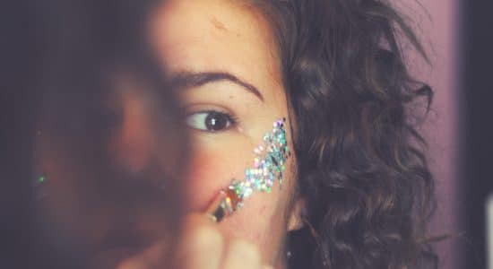 maquillage paillettes jeune femme fête