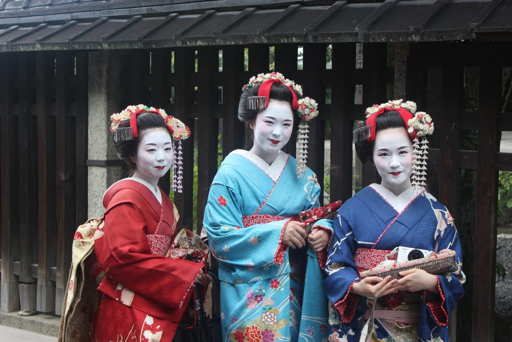 Trois femmes en habits traditionels de geishas