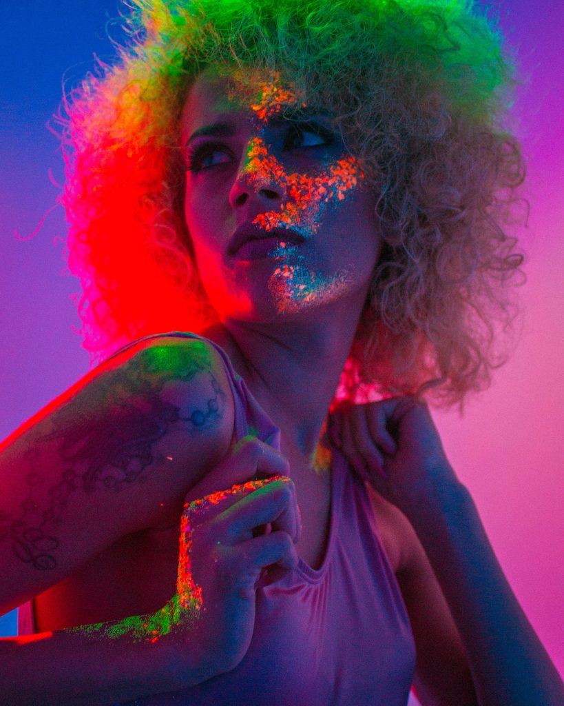 Une femme maquillée avec des paillettes disco