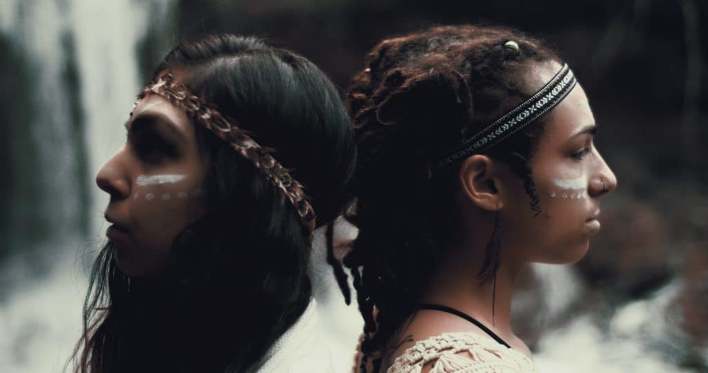Deux jeunes femmes indiennes